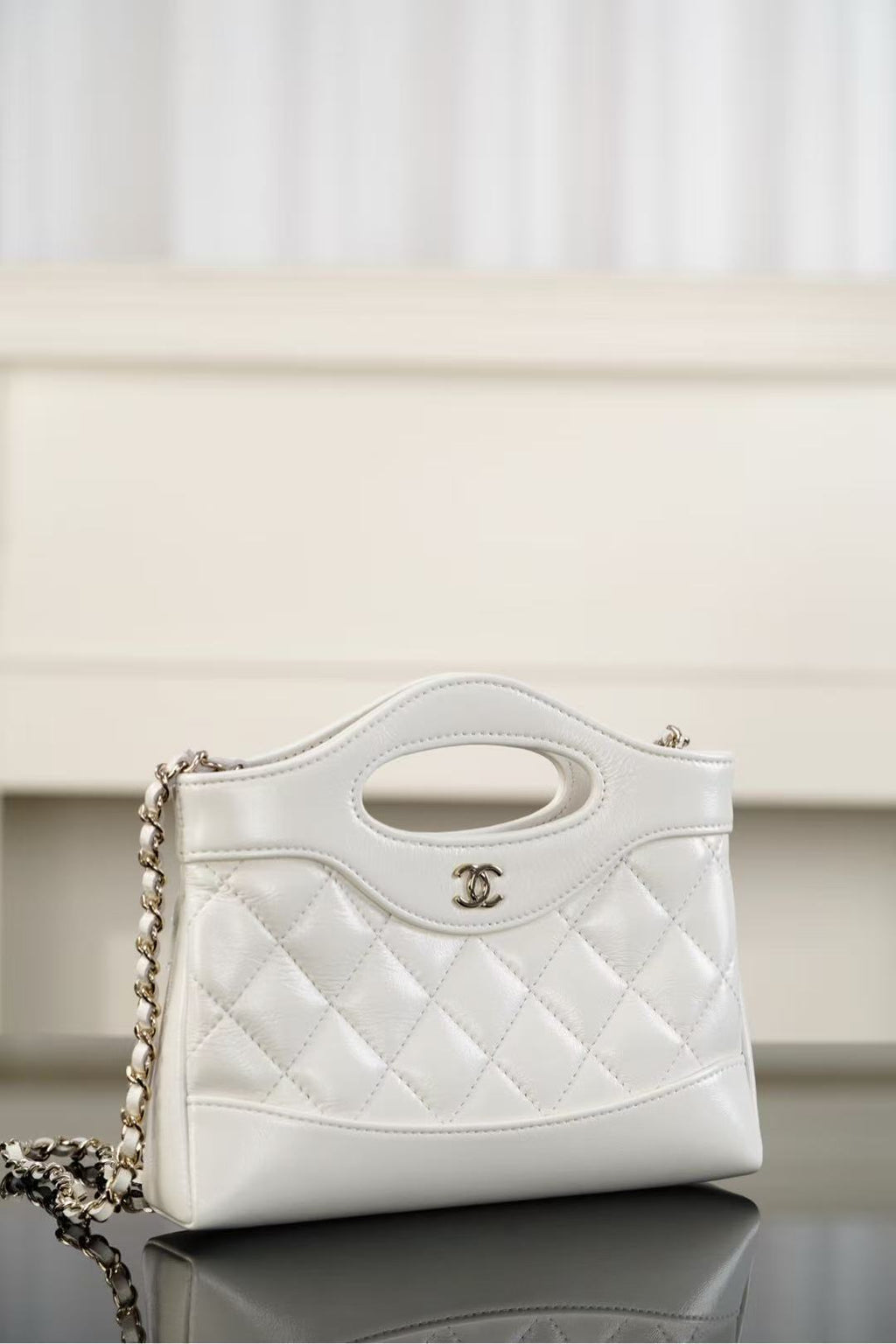 CC SHOPPING BAG 20 IN WHITE QUILTED CALFSKIN