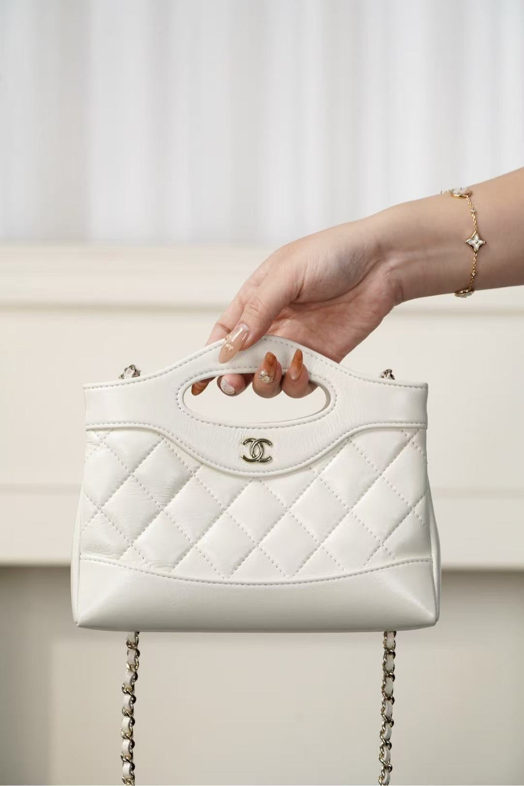 CC SHOPPING BAG 20 IN WHITE QUILTED CALFSKIN