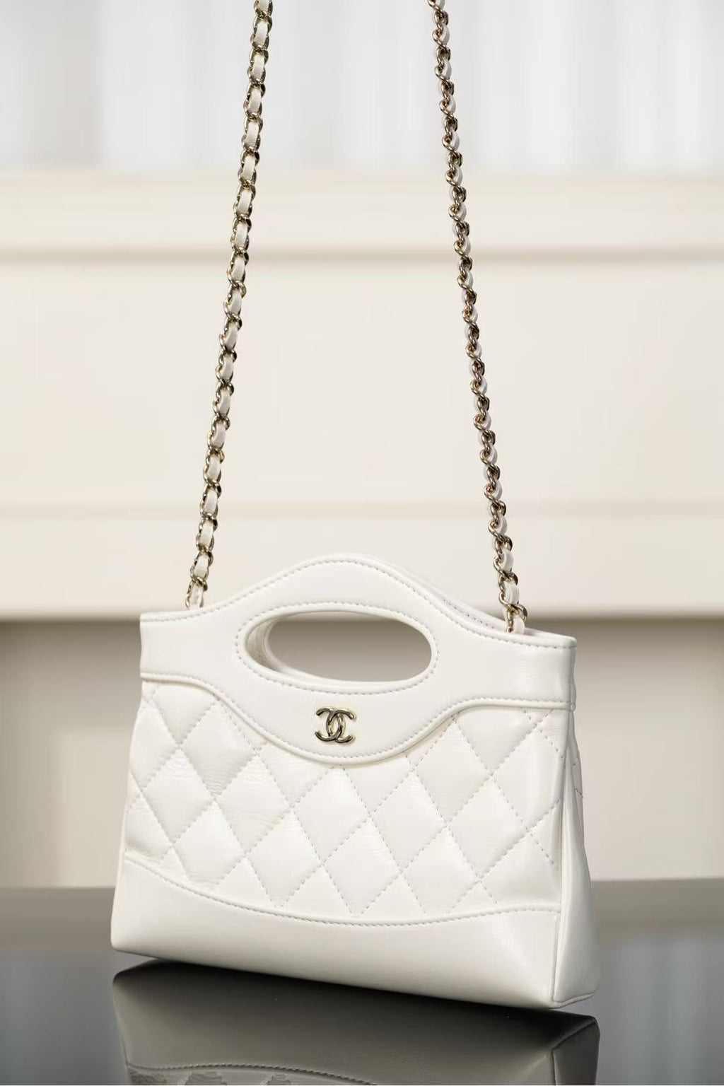 CC SHOPPING BAG 20 IN WHITE QUILTED CALFSKIN