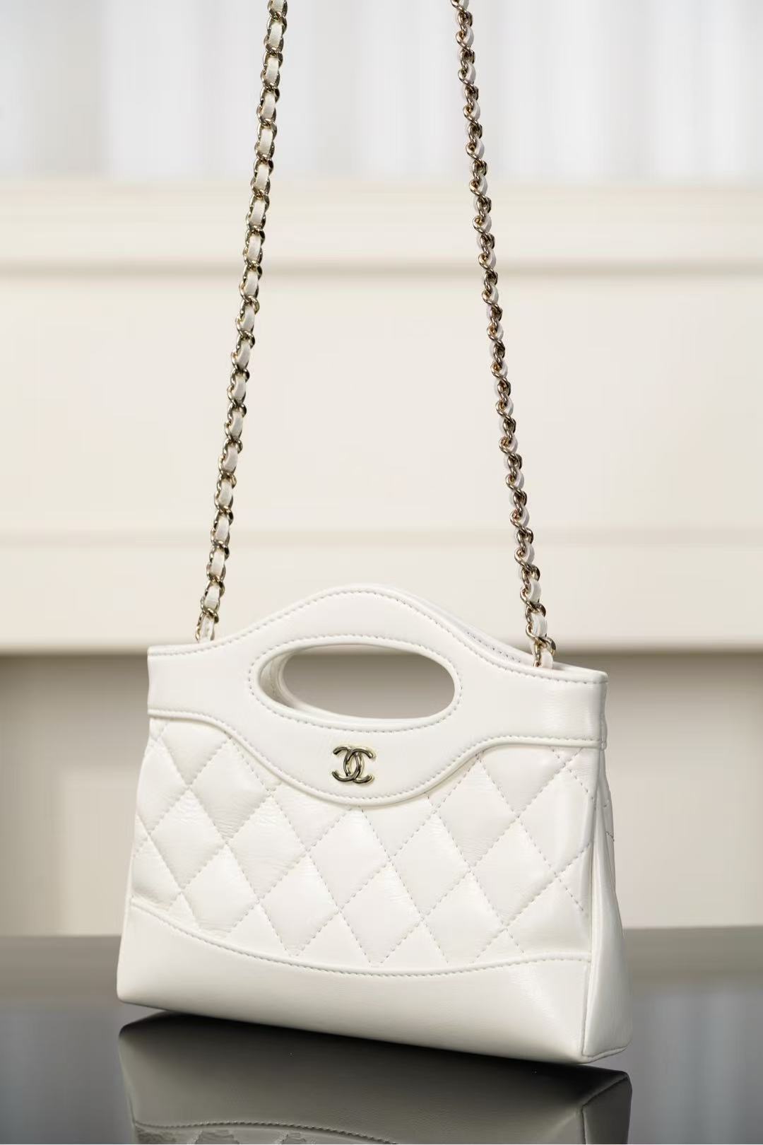 CC SHOPPING BAG 20 IN WHITE QUILTED CALFSKIN