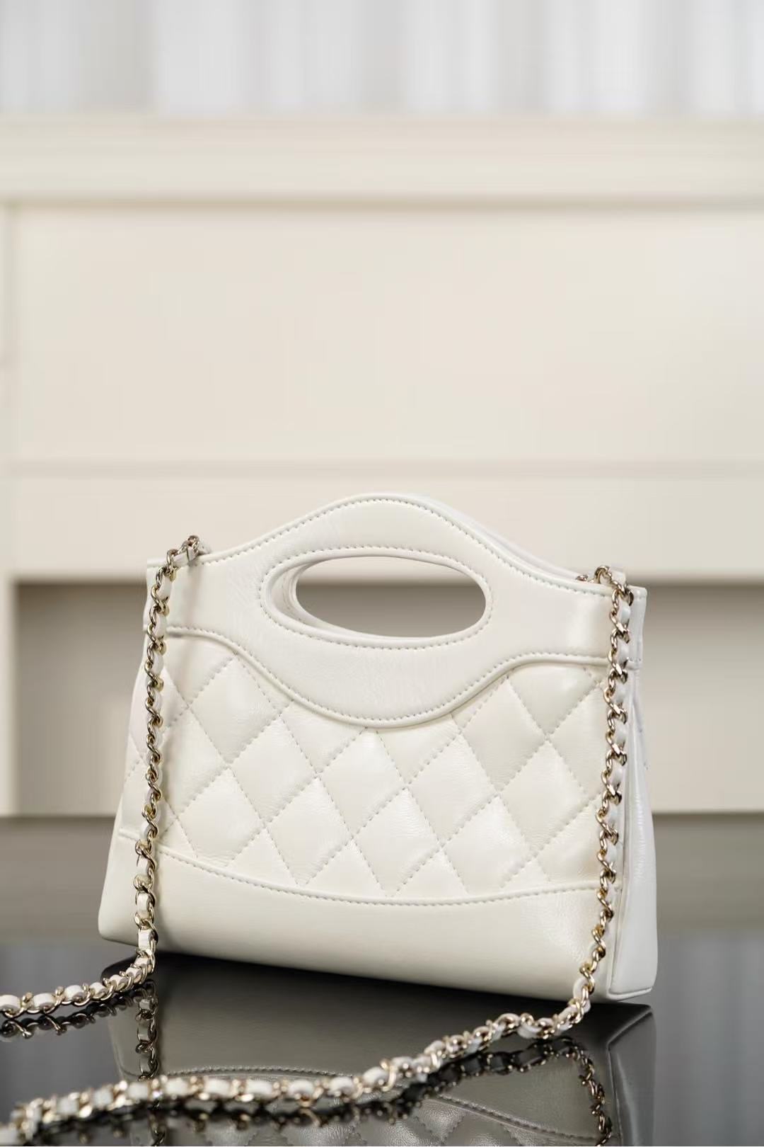CC SHOPPING BAG 20 IN WHITE QUILTED CALFSKIN