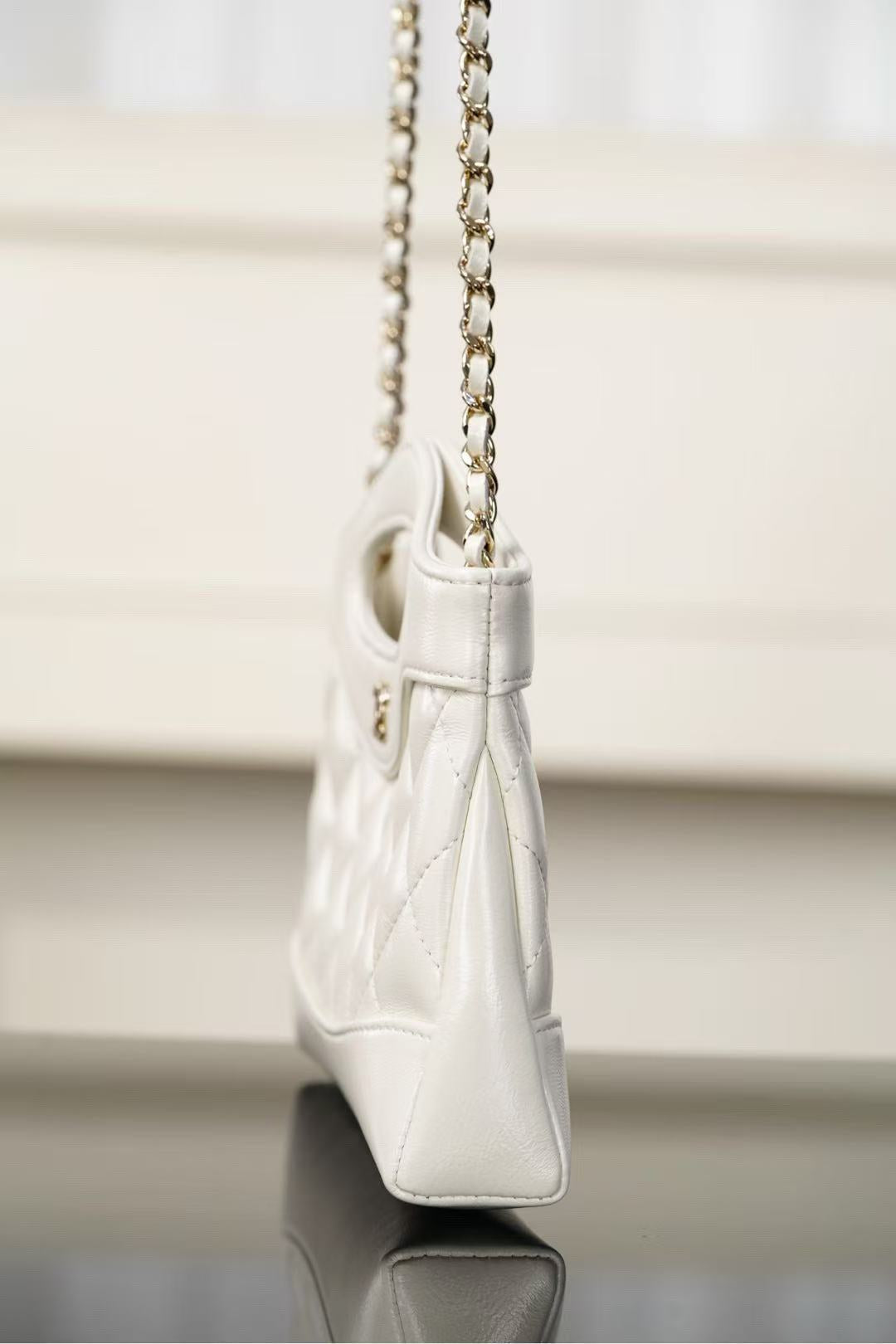 CC SHOPPING BAG 20 IN WHITE QUILTED CALFSKIN