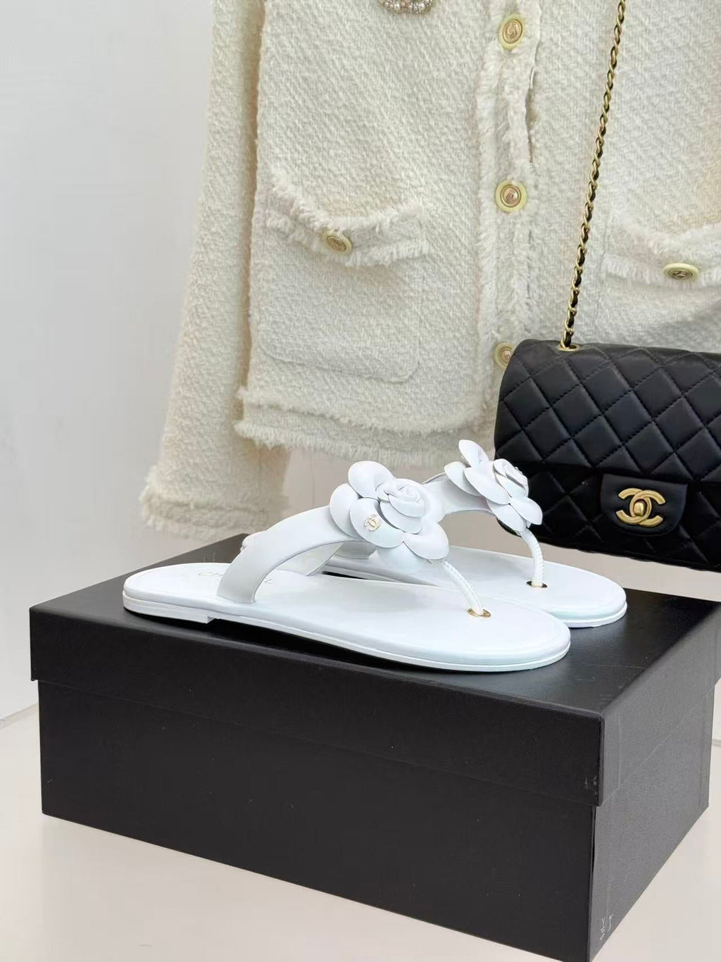 CHANEL THONG SANDALS CAMELLIA IN WHITE CALFSKIN