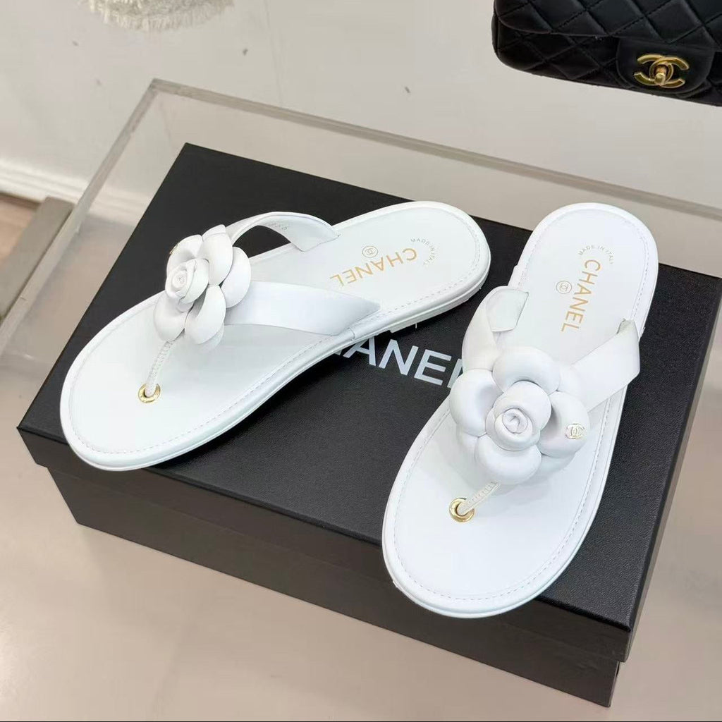 CHANEL THONG SANDALS CAMELLIA IN WHITE CALFSKIN