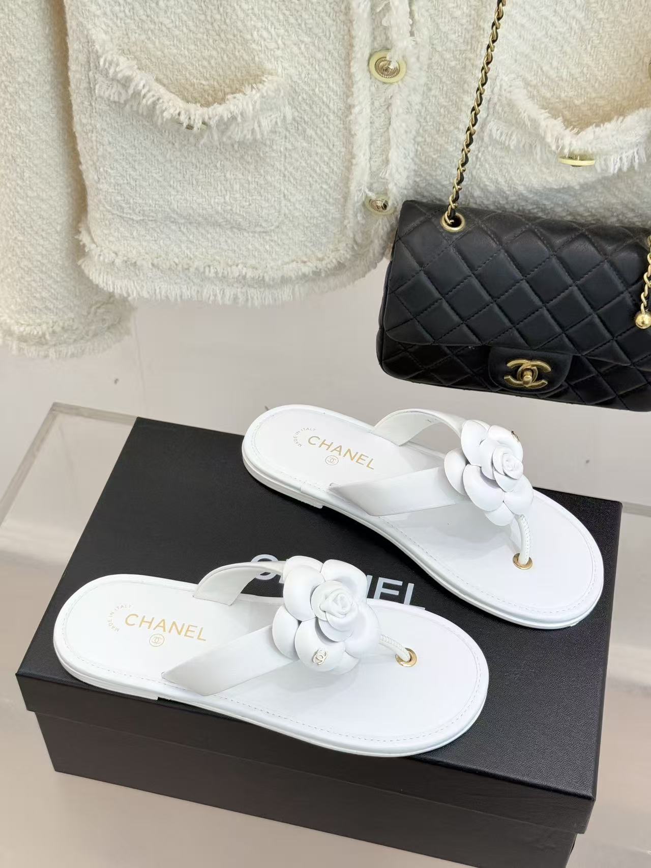 CHANEL THONG SANDALS CAMELLIA IN WHITE CALFSKIN