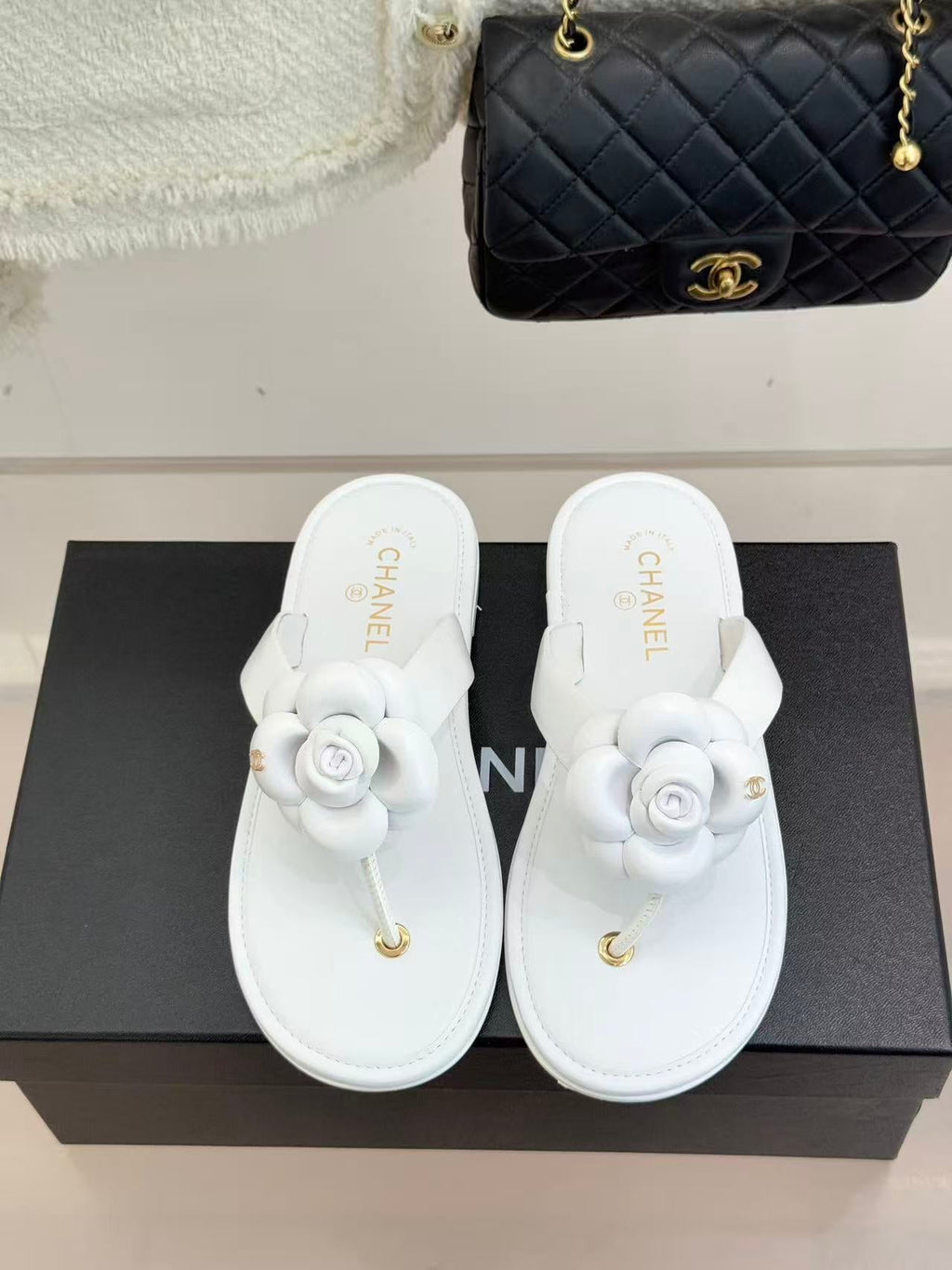 CHANEL THONG SANDALS CAMELLIA IN WHITE CALFSKIN