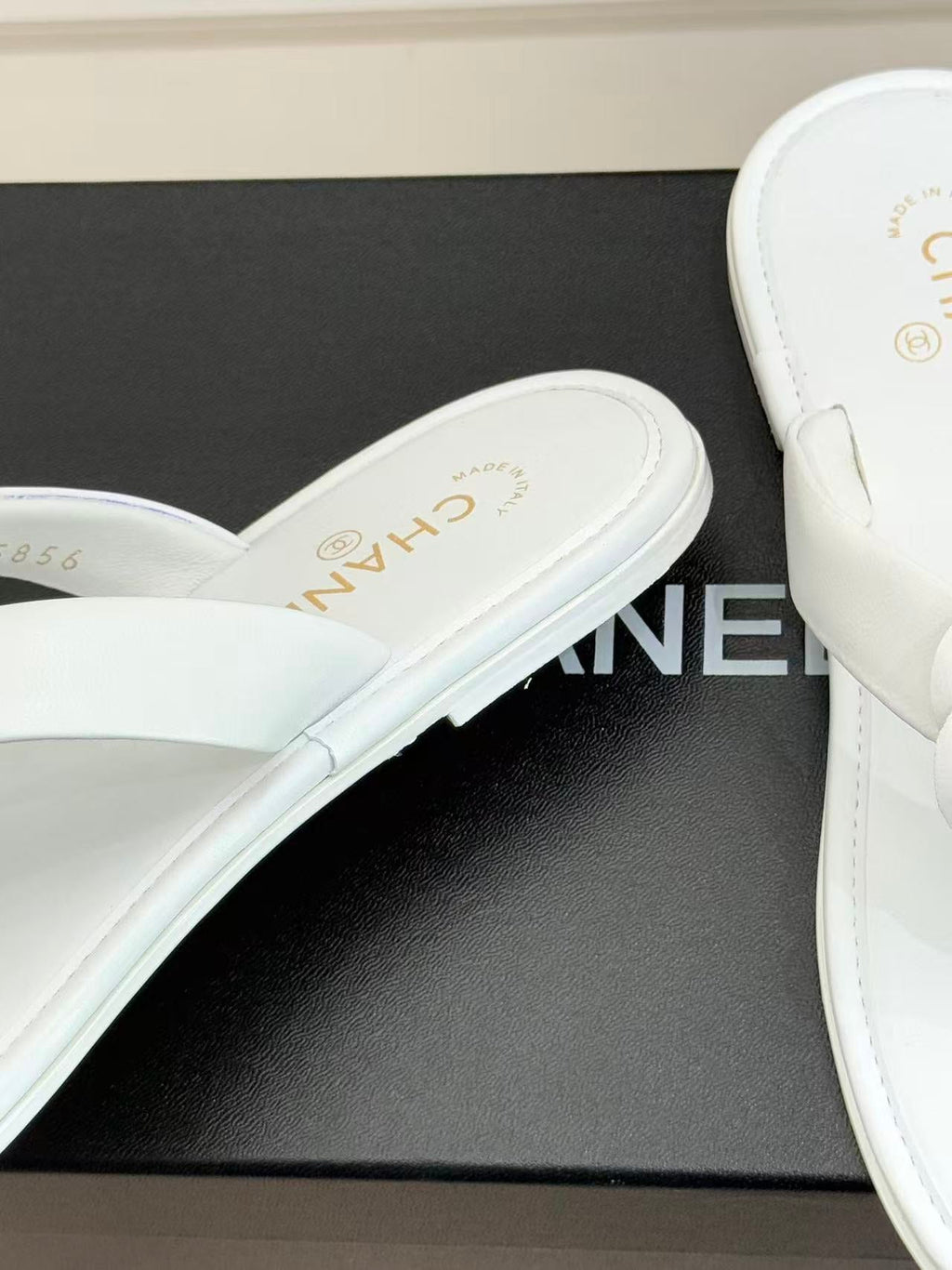 CHANEL THONG SANDALS CAMELLIA IN WHITE CALFSKIN