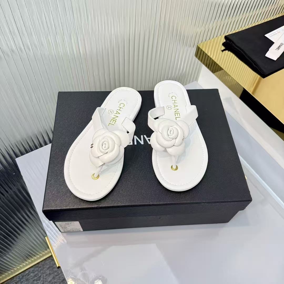 CHANEL THONG SANDALS CAMELLIA IN WHITE CALFSKIN