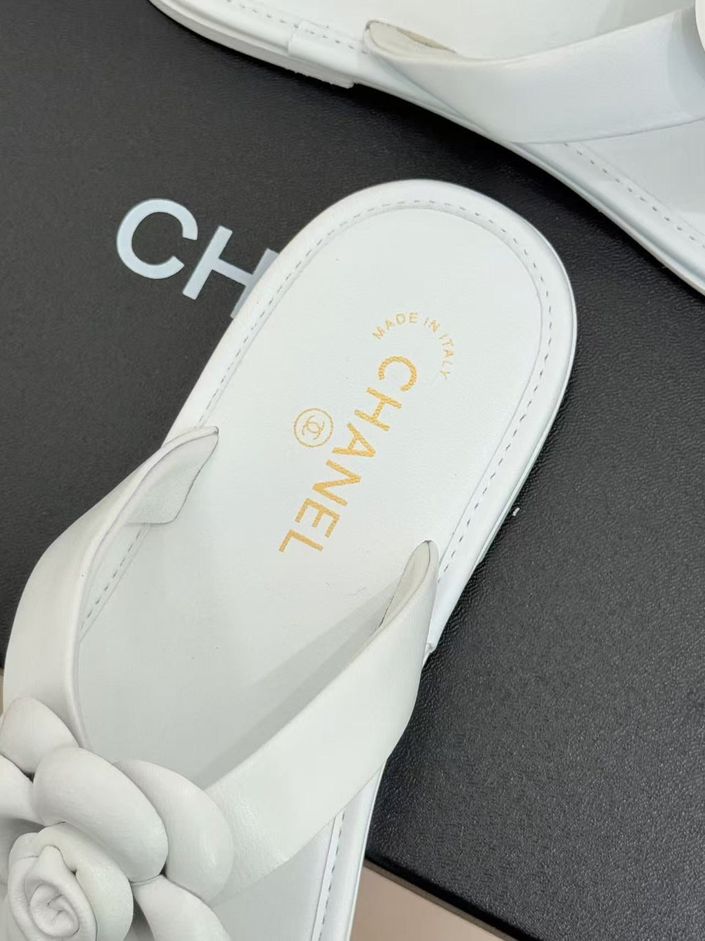 CHANEL THONG SANDALS CAMELLIA IN WHITE CALFSKIN