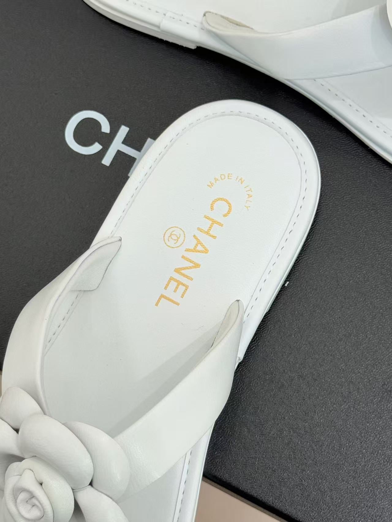 CHANEL THONG SANDALS CAMELLIA IN WHITE CALFSKIN