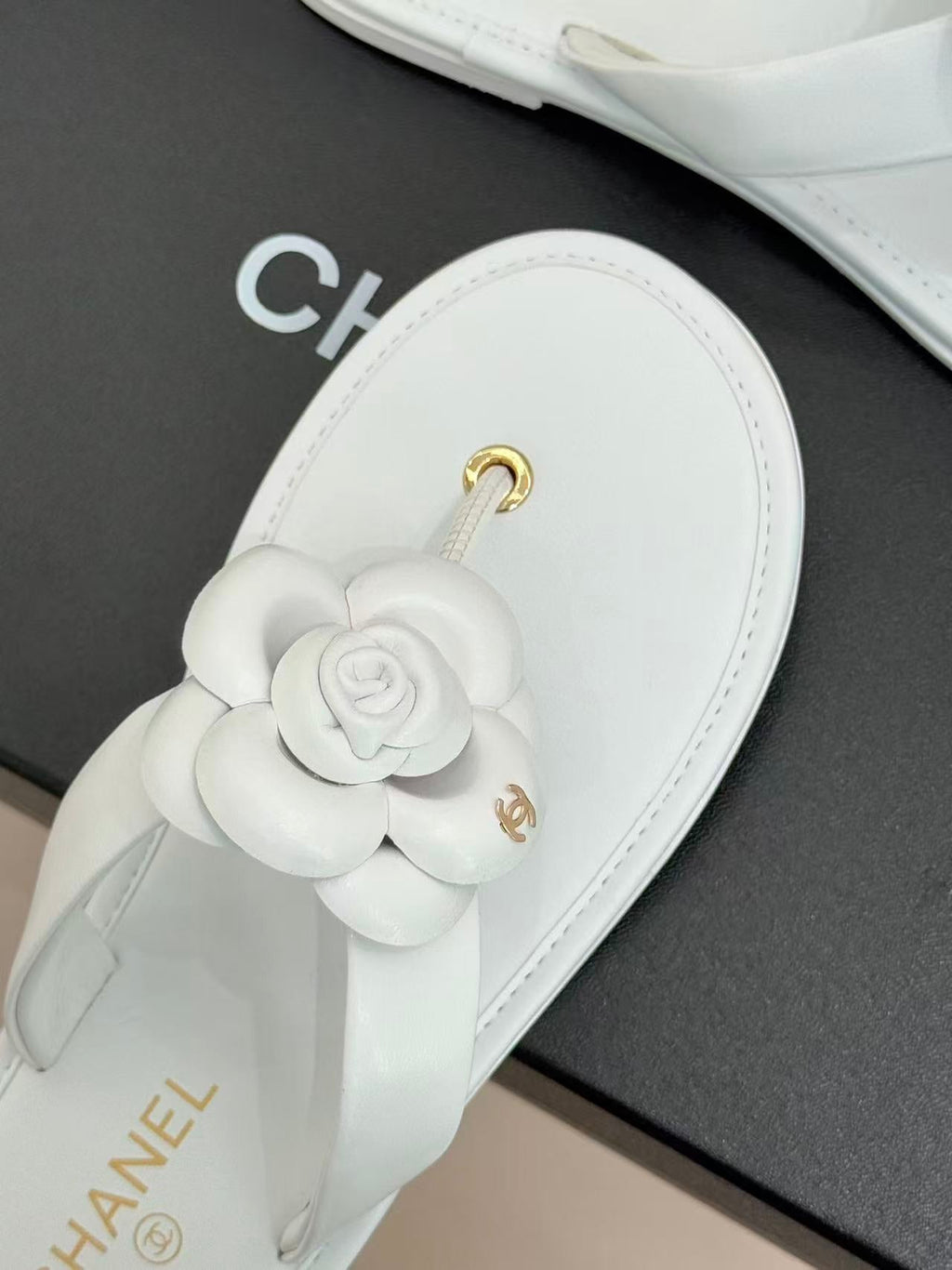 CHANEL THONG SANDALS CAMELLIA IN WHITE CALFSKIN