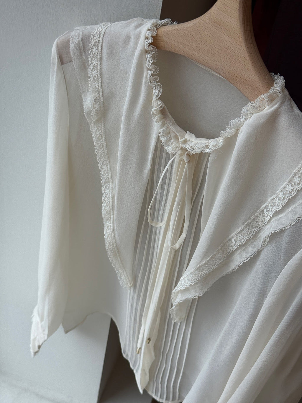 CHLOE RUFFLED LACE-TRIMMED COLLAR SILK-CHIFFON BLOUSE IN WHITE