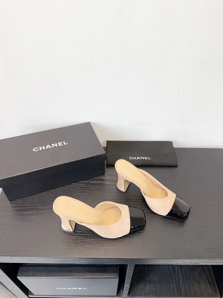 CHANEL MULES IN BLACK AND BEIGE SUEDE