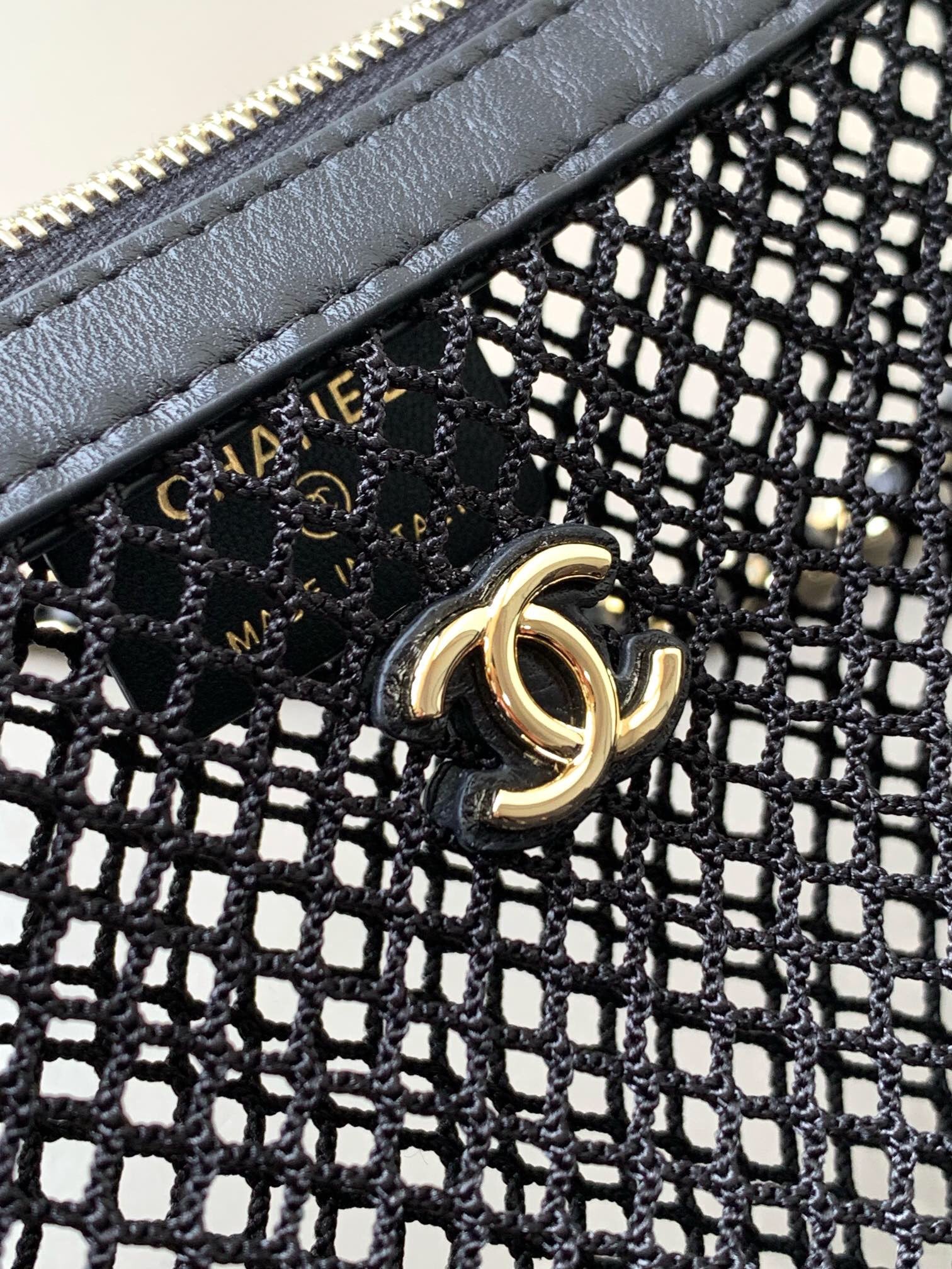 CHANEL CLUTCH WITH CHAIN 21 IN BLACK MESH