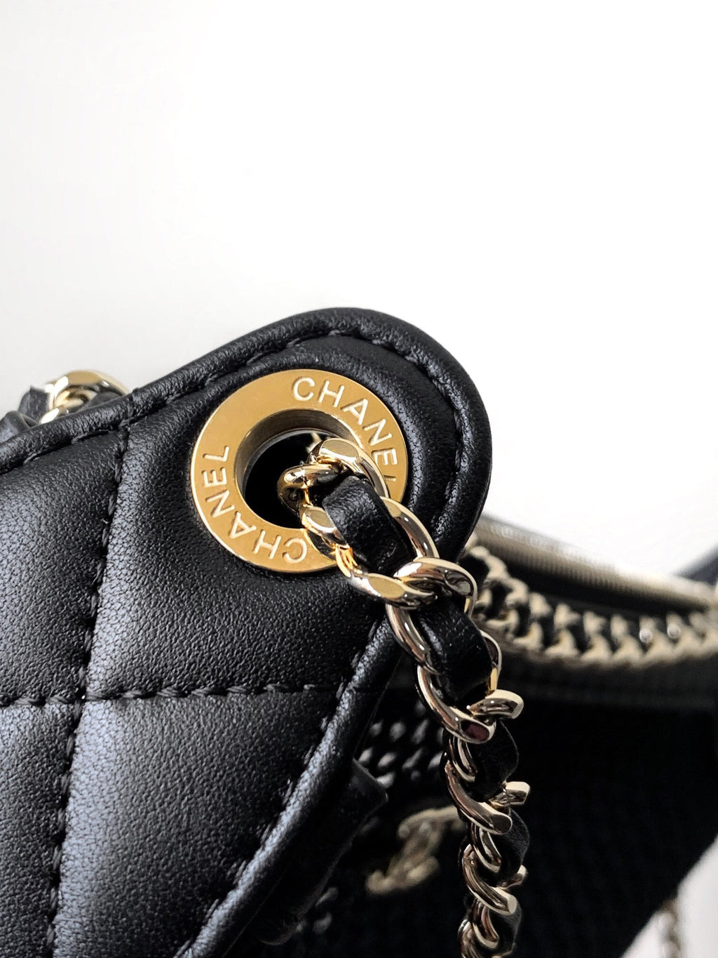 CHANEL CLUTCH WITH CHAIN 21 IN BLACK MESH