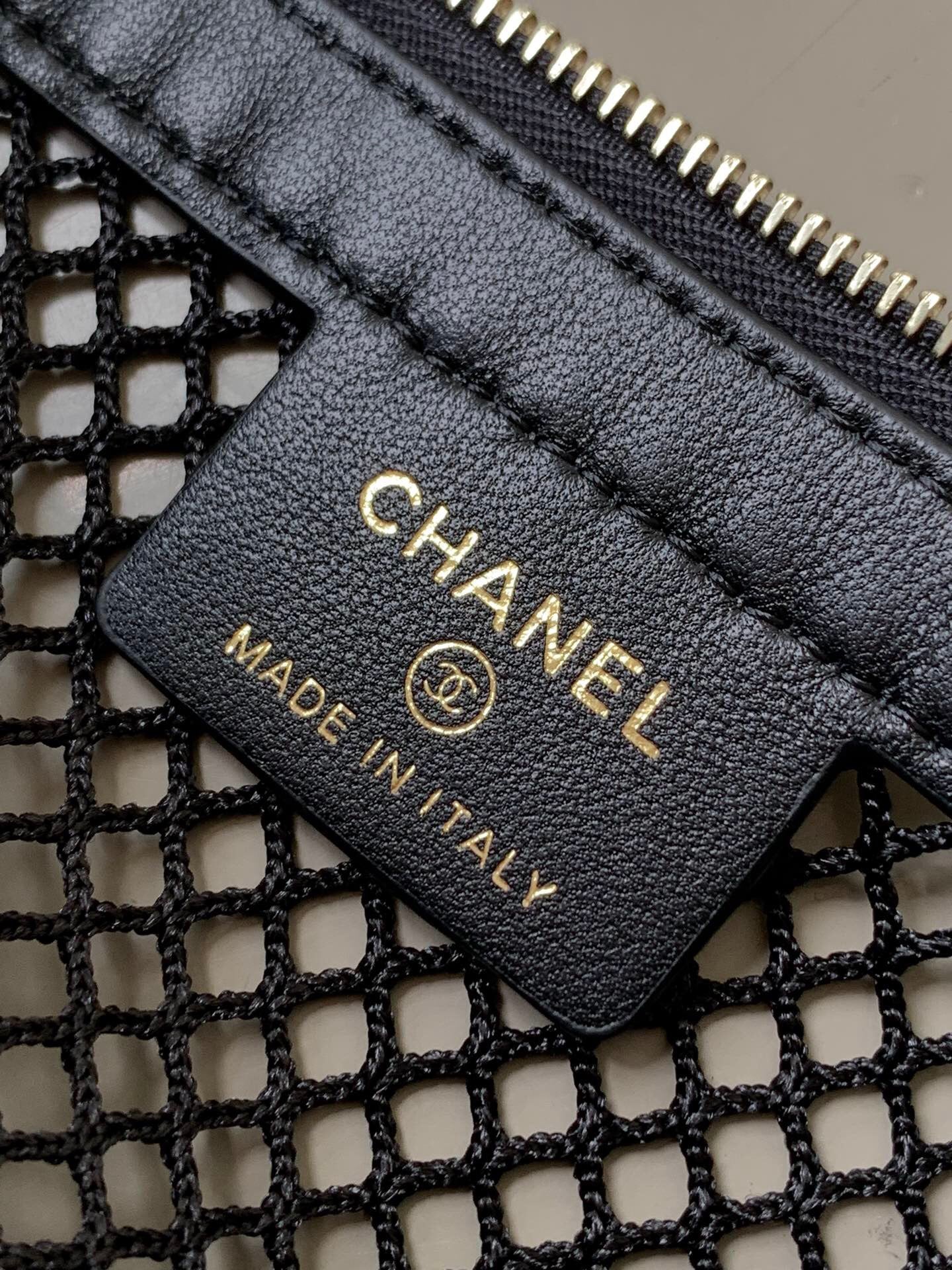 CHANEL CLUTCH WITH CHAIN 21 IN BLACK MESH