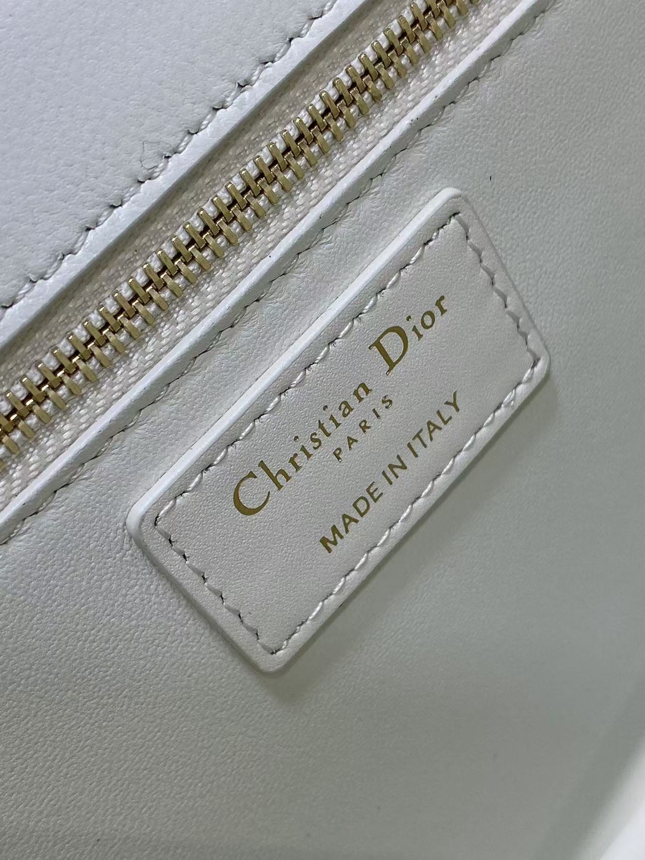 DIOR MONTAIGNE 24 IN WHITE CALFSKIN 001