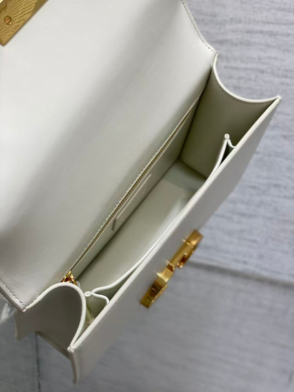 DIOR MONTAIGNE 24 IN WHITE CALFSKIN 001