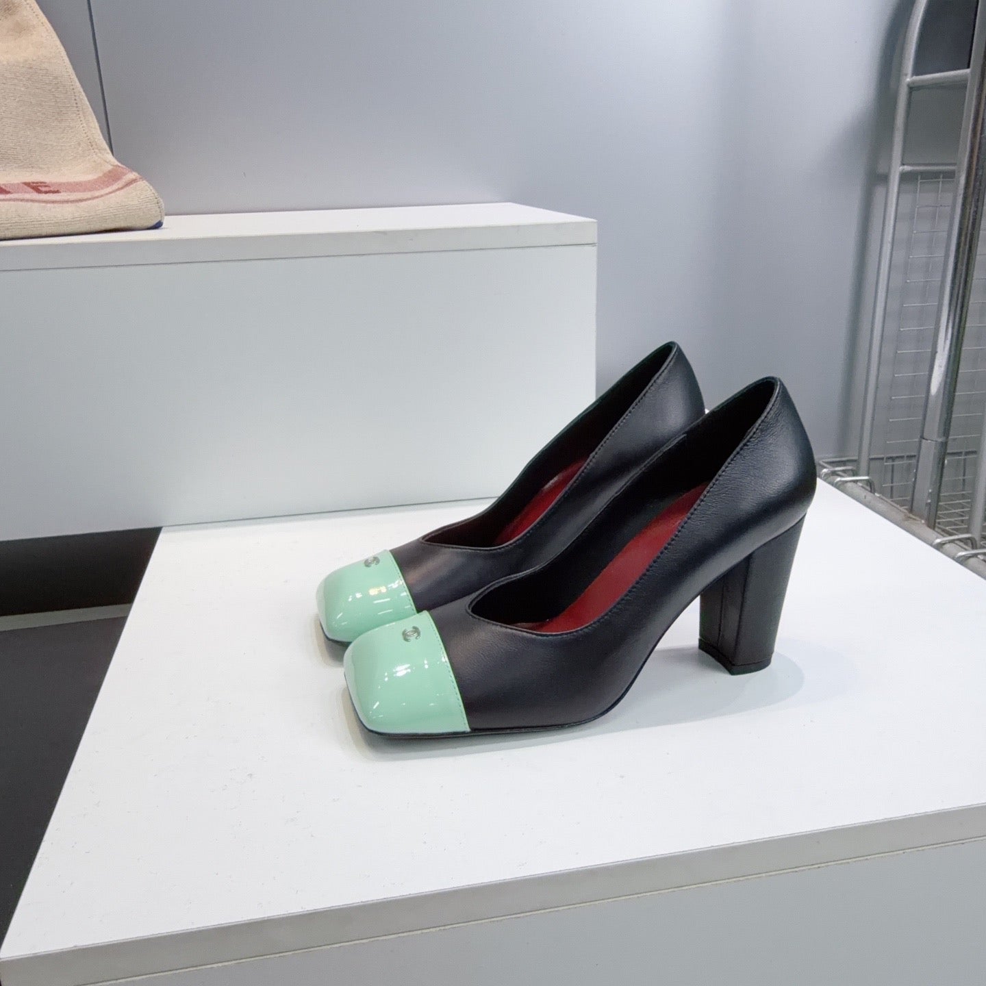 CHANEL SQUARE TOE SLINGBACK SHOES 90MM IN BLACK MIX GREEN CALFSKIN WITH LOGO