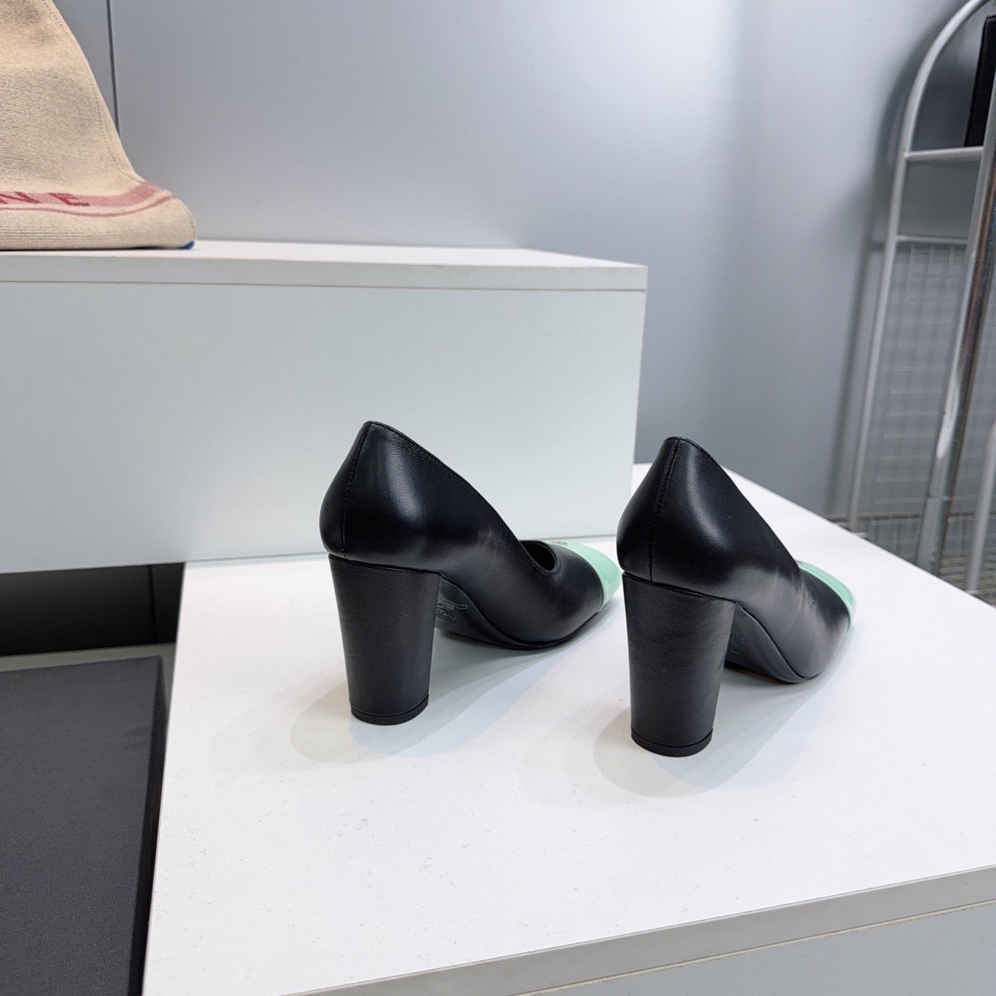 CHANEL SQUARE TOE SLINGBACK SHOES 90MM IN BLACK MIX GREEN CALFSKIN WITH LOGO