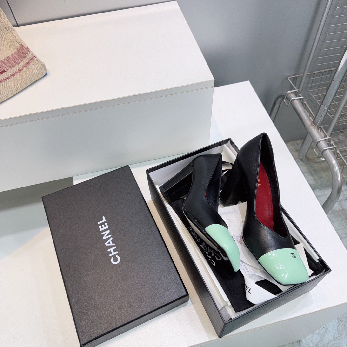 CHANEL SQUARE TOE SLINGBACK SHOES 90MM IN BLACK MIX GREEN CALFSKIN WITH LOGO