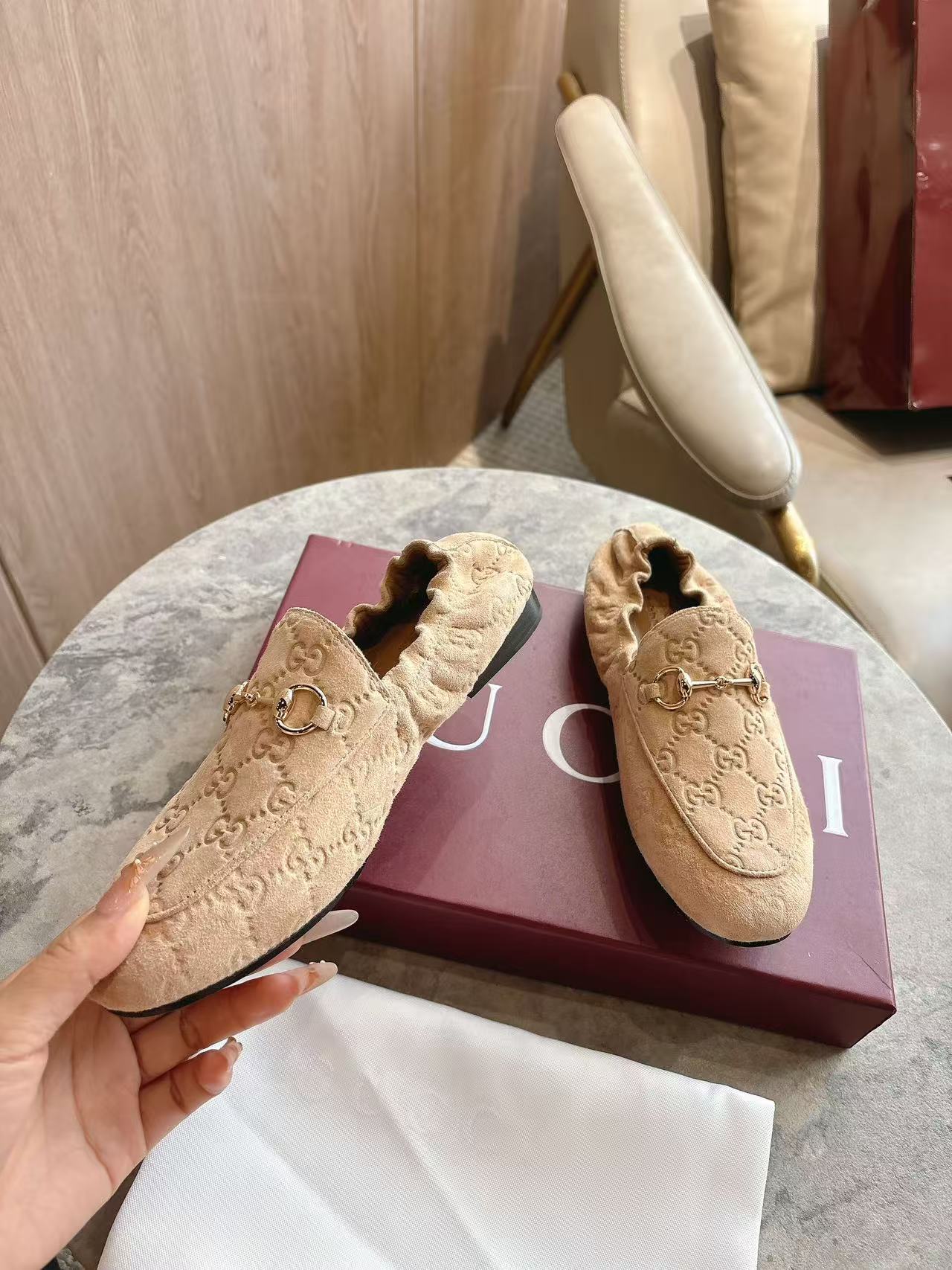GUCCI 26S LOAFERS IN LIGHT BROWN SUEDE EMBOSSED LOGO