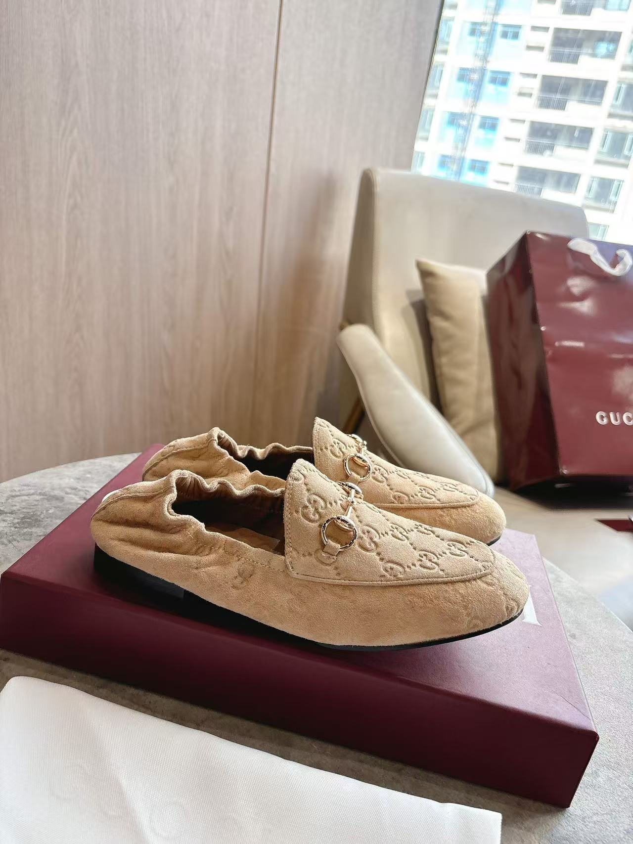 GUCCI 26S LOAFERS IN LIGHT BROWN SUEDE EMBOSSED LOGO