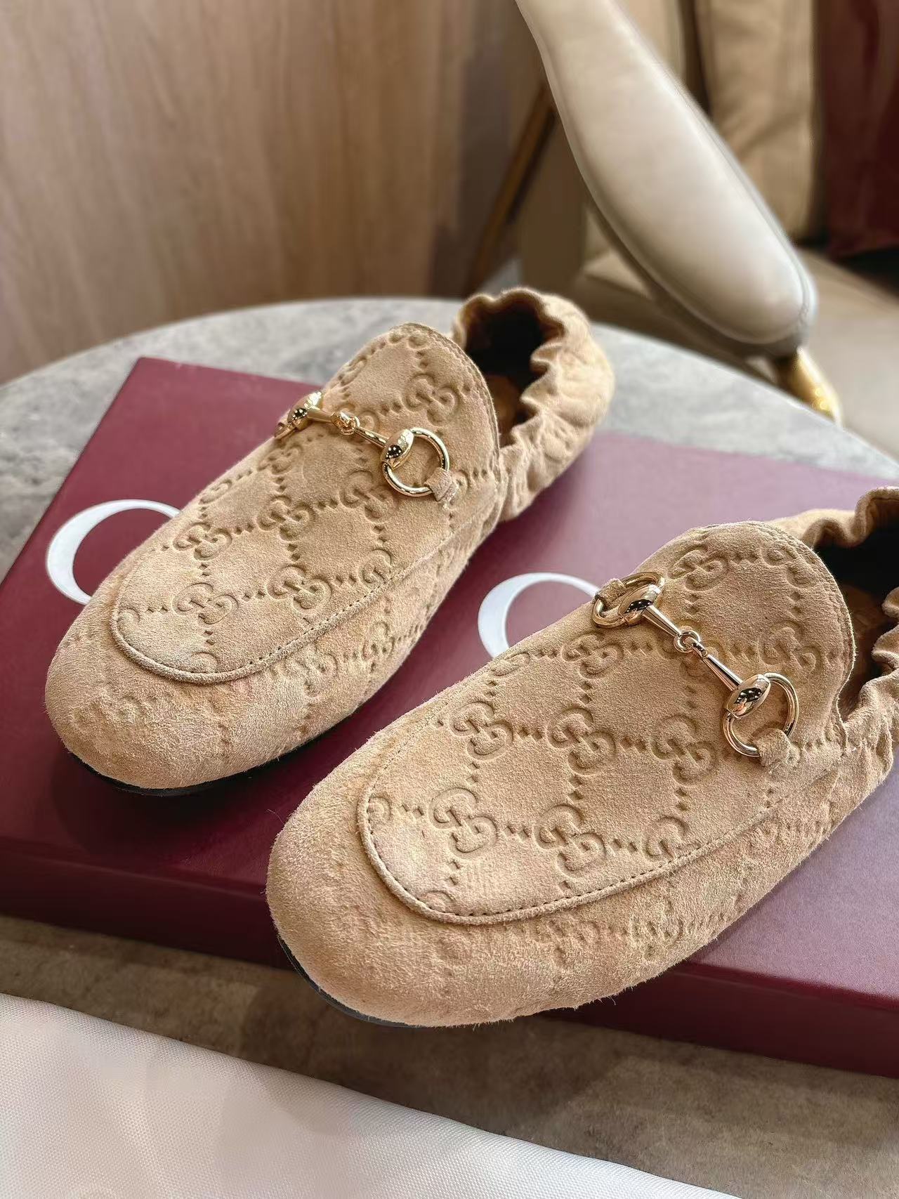 GUCCI 26S LOAFERS IN LIGHT BROWN SUEDE EMBOSSED LOGO