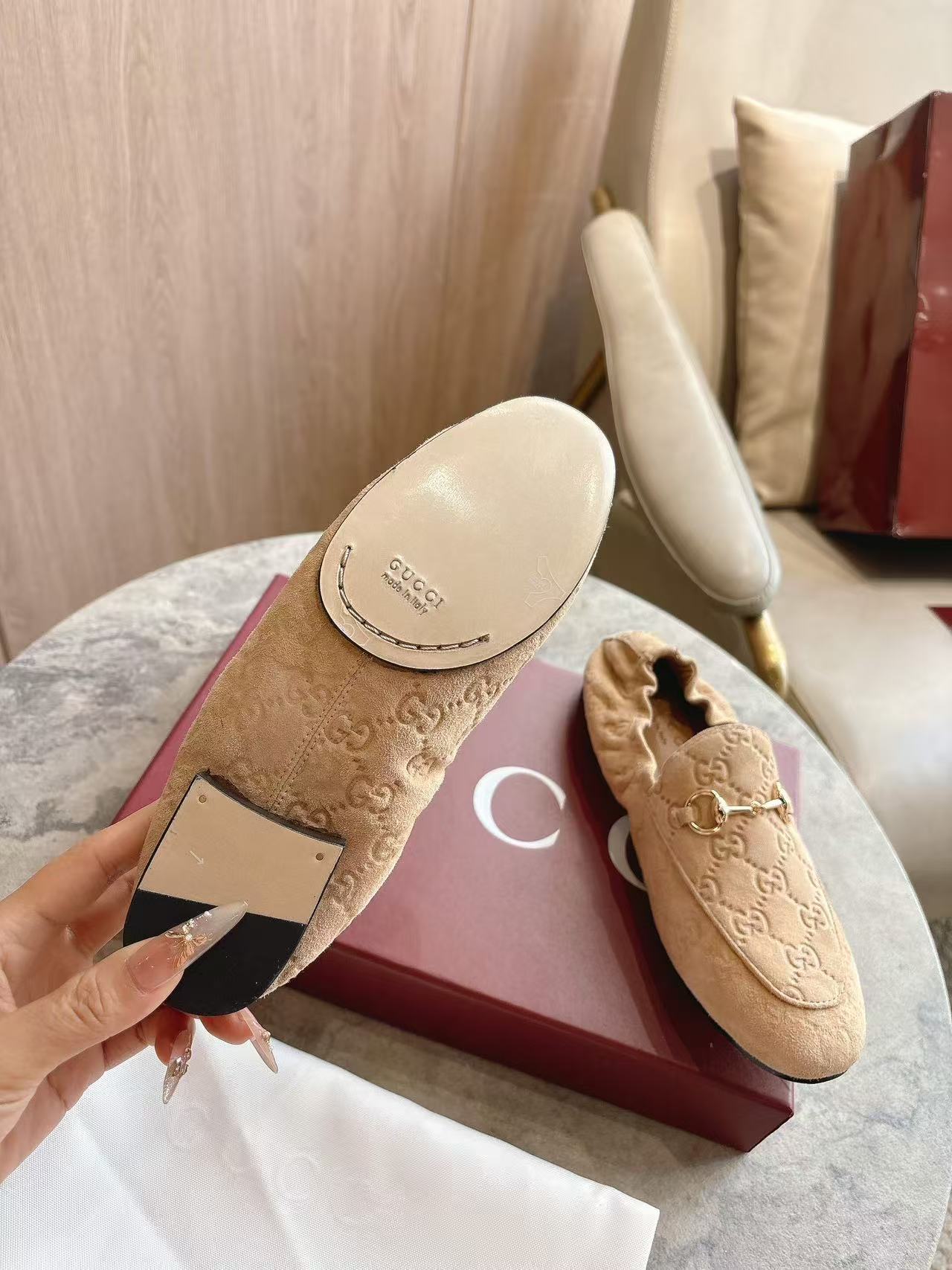 GUCCI 26S LOAFERS IN LIGHT BROWN SUEDE EMBOSSED LOGO