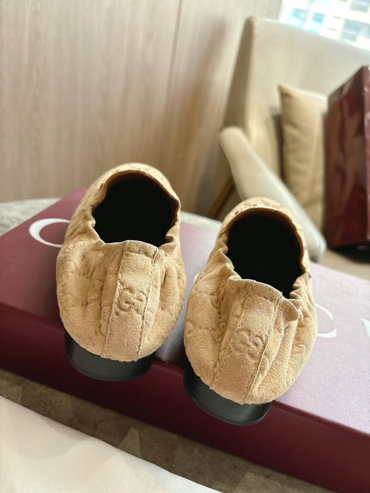 GUCCI 26S LOAFERS IN LIGHT BROWN SUEDE EMBOSSED LOGO