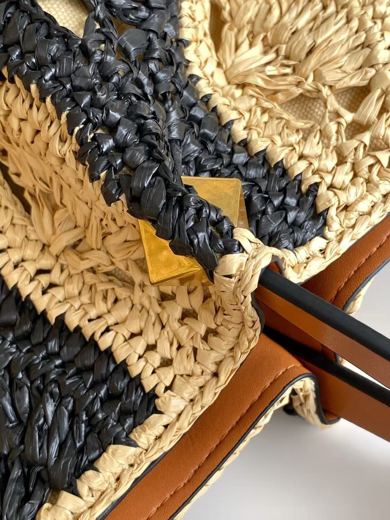 VALENTINO GARAVANI  VLOGO SIGNATURE MEDIUM 35 IN NATURAL AND BLACK RAFFIA