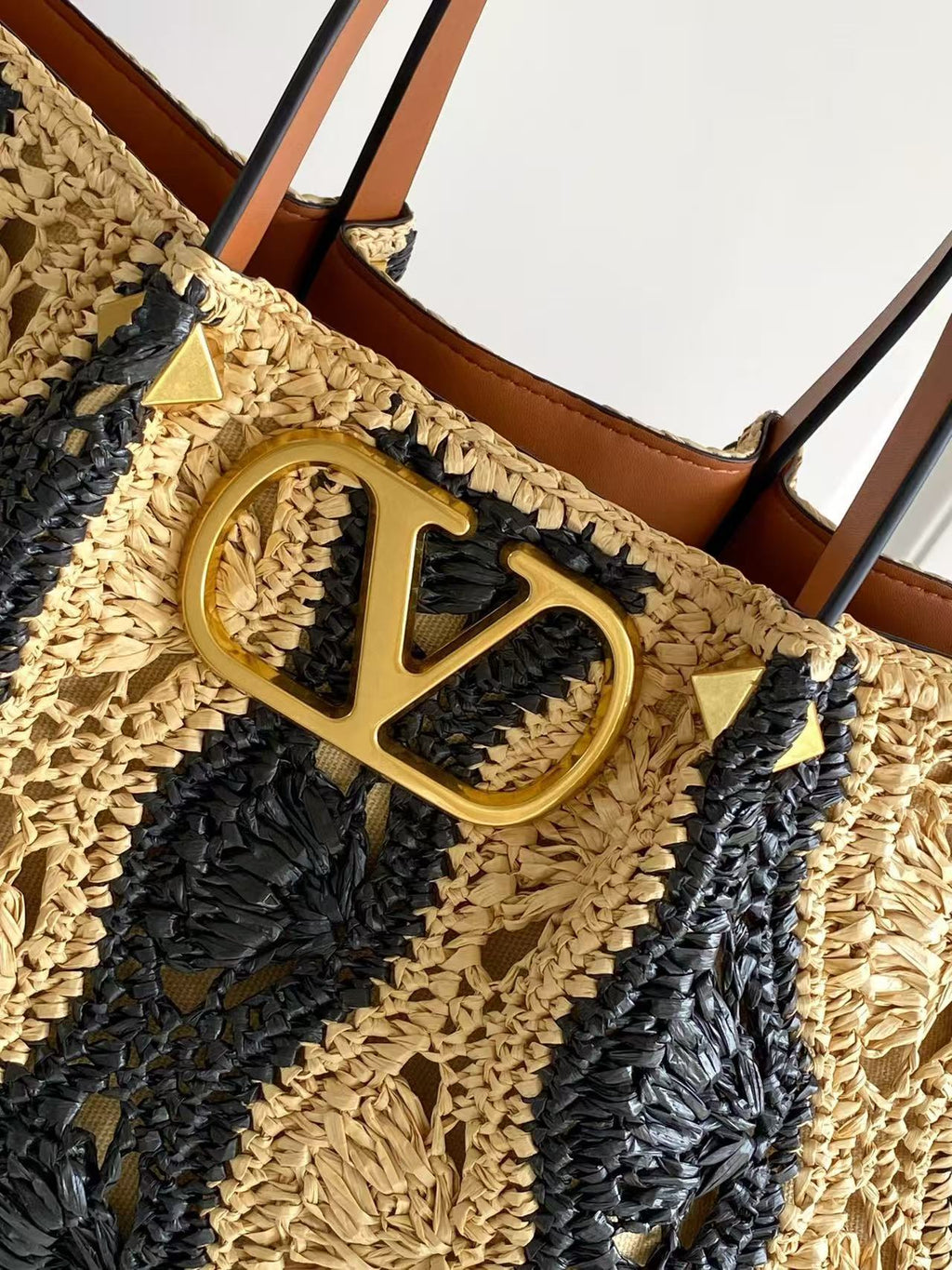 VALENTINO GARAVANI  VLOGO SIGNATURE MEDIUM 35 IN NATURAL AND BLACK RAFFIA