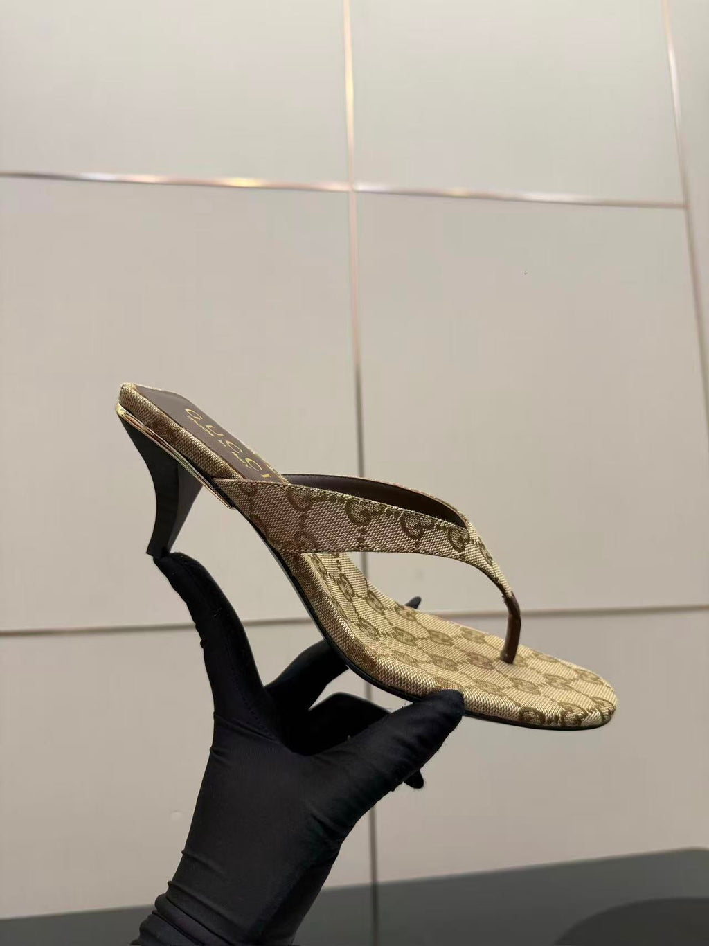GG 26S VITTORIA THONG SANDAL IN BROWN AND BEIGE CANVAS