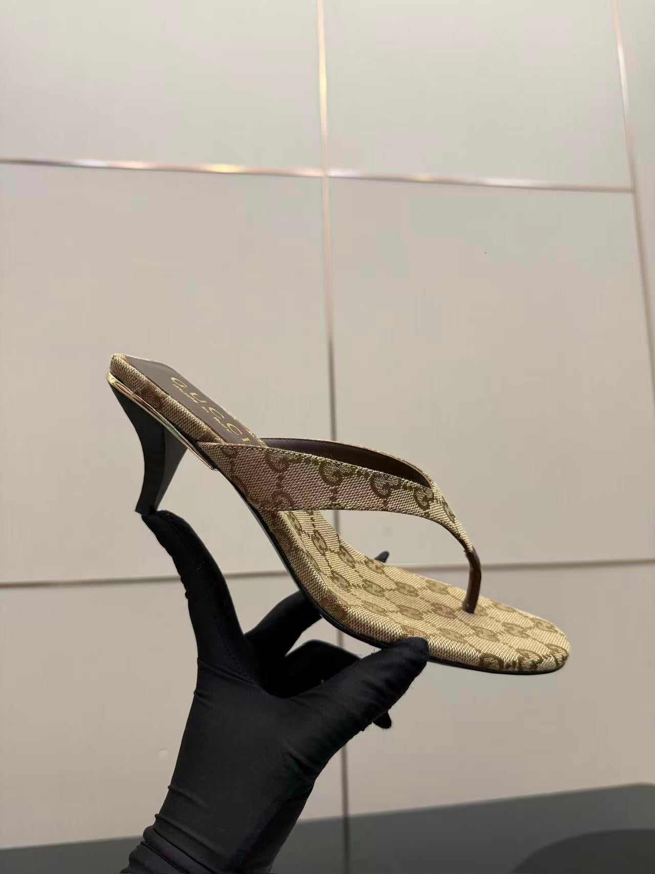 GG 26S VITTORIA THONG SANDAL IN BROWN AND BEIGE CANVAS