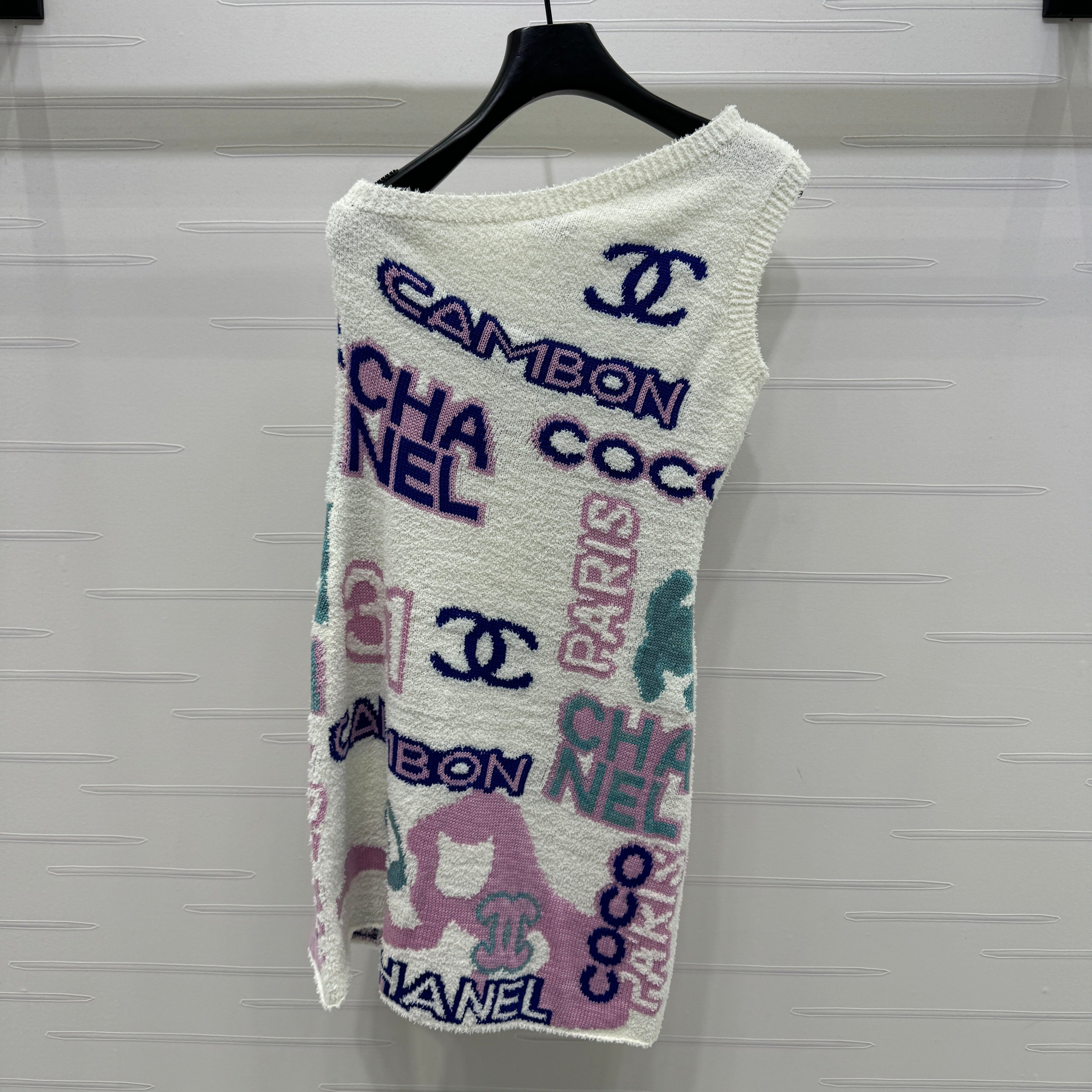 CHANEL 26S ASYMMETRICAL OFF-SHOULDER KNIT TOP