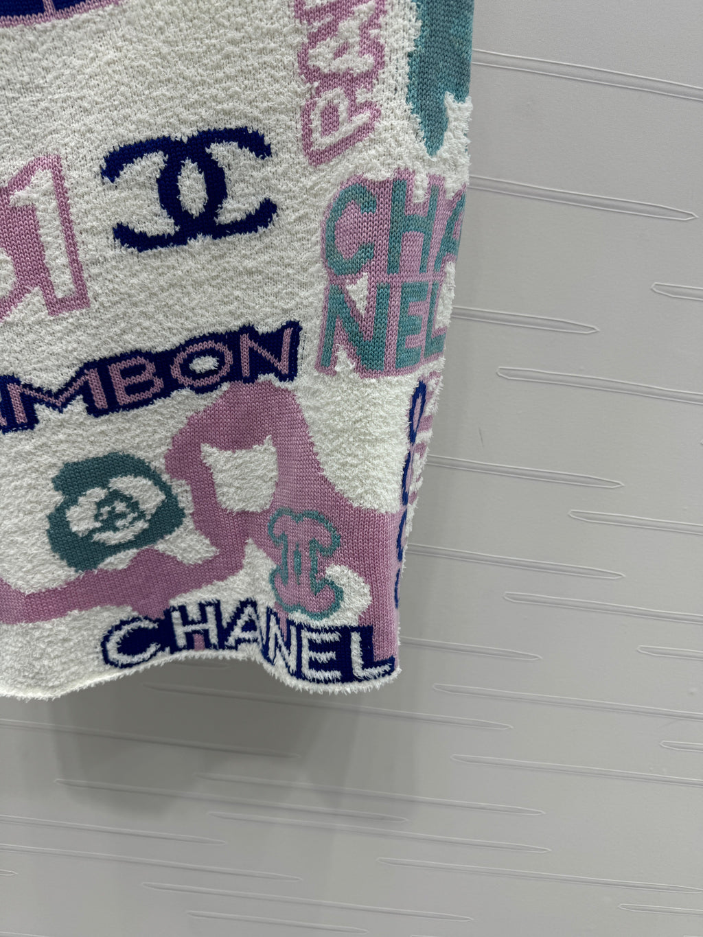 CHANEL 26S ASYMMETRICAL OFF-SHOULDER KNIT TOP