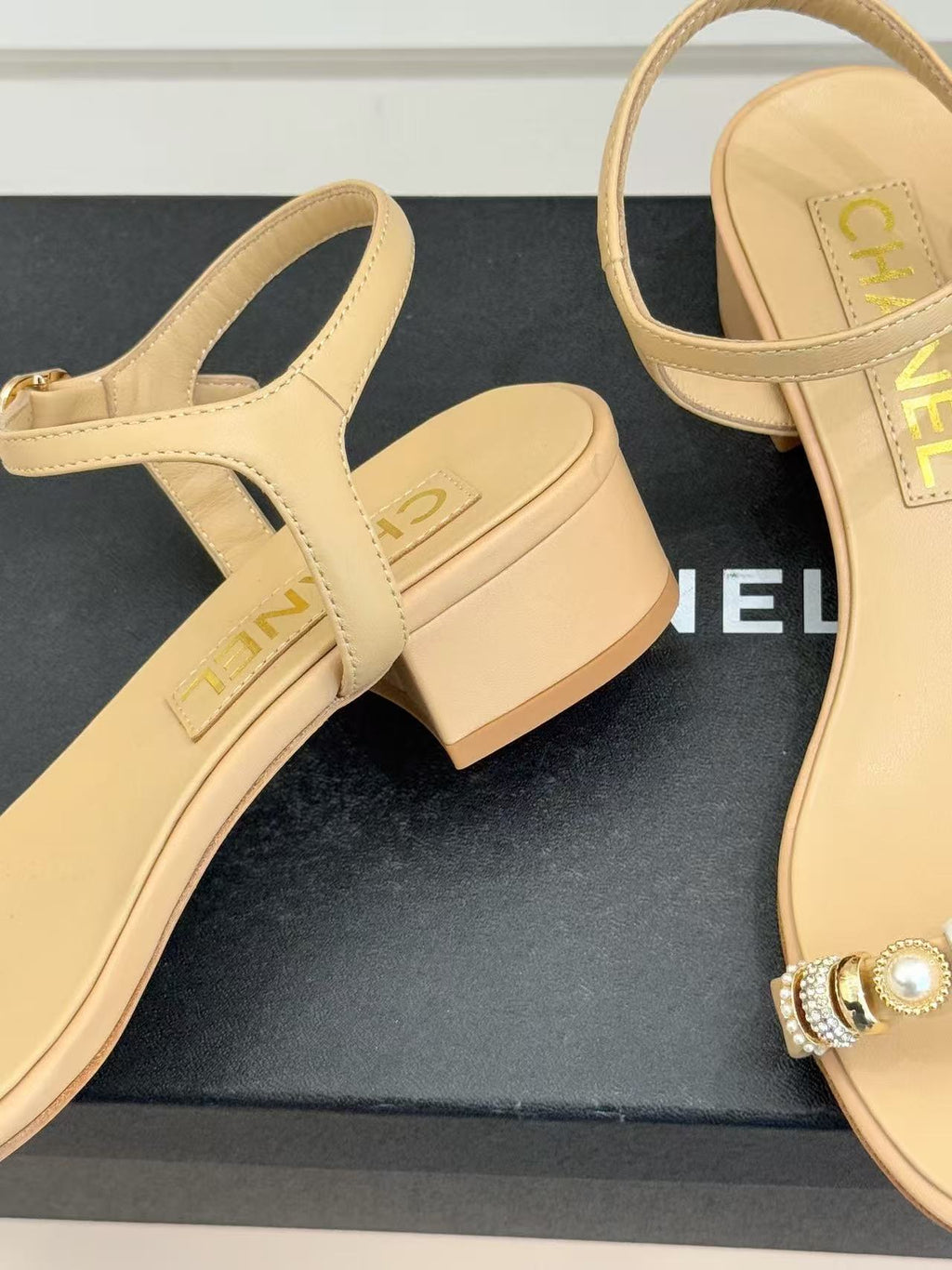 CHANEL 26S SANDAL IN BEIGE CALFSKIN STRAP WITH CHARMS