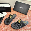 CHANEL 26S THONG SANDALS IN BLACK PATENT CALFSKIN WITH CC LOGO