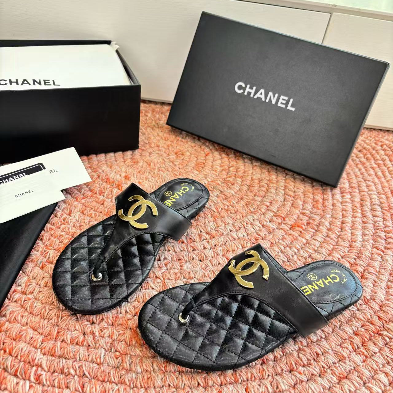 CHANEL 26S THONG SANDALS IN BLACK PATENT CALFSKIN WITH CC LOGO