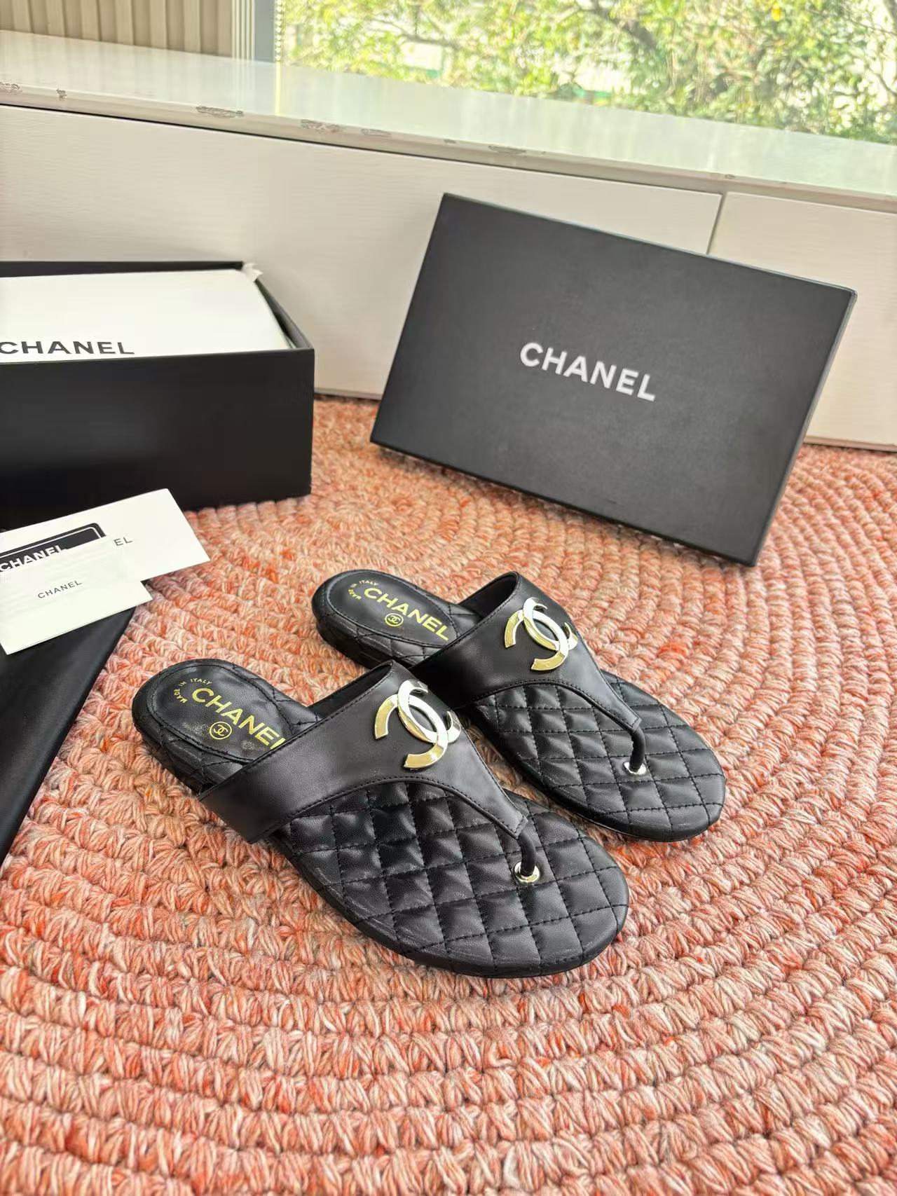 CHANEL 26S THONG SANDALS IN BLACK PATENT CALFSKIN WITH CC LOGO
