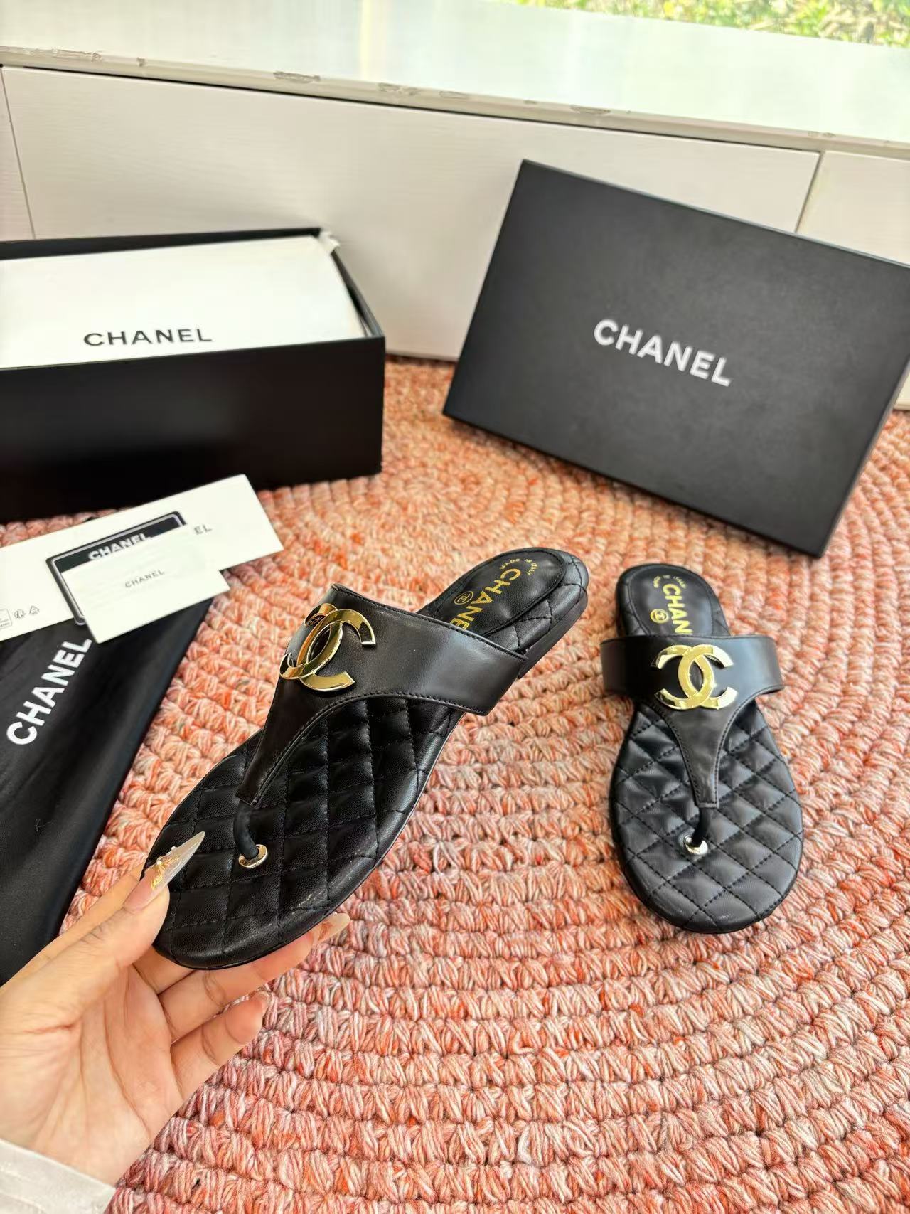 CHANEL 26S THONG SANDALS IN BLACK PATENT CALFSKIN WITH CC LOGO