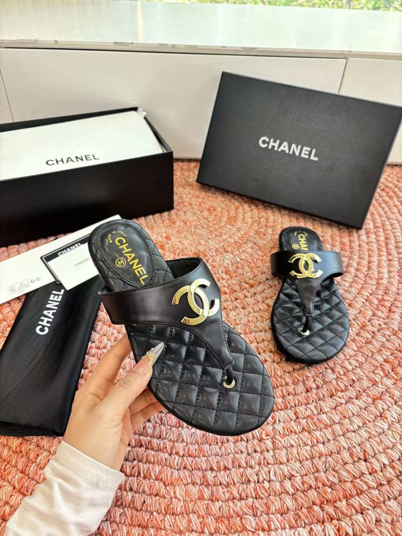 CHANEL 26S THONG SANDALS IN BLACK PATENT CALFSKIN WITH CC LOGO
