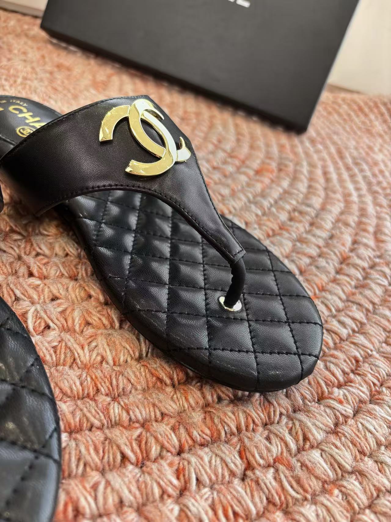 CHANEL 26S THONG SANDALS IN BLACK PATENT CALFSKIN WITH CC LOGO