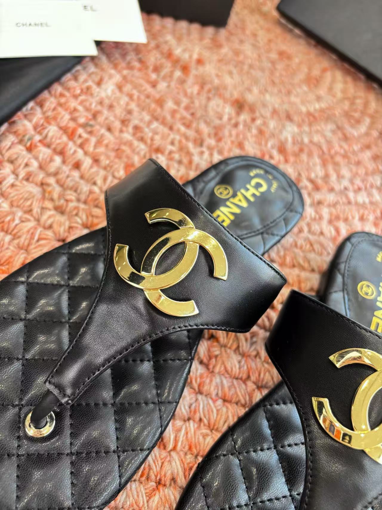 CHANEL 26S THONG SANDALS IN BLACK PATENT CALFSKIN WITH CC LOGO