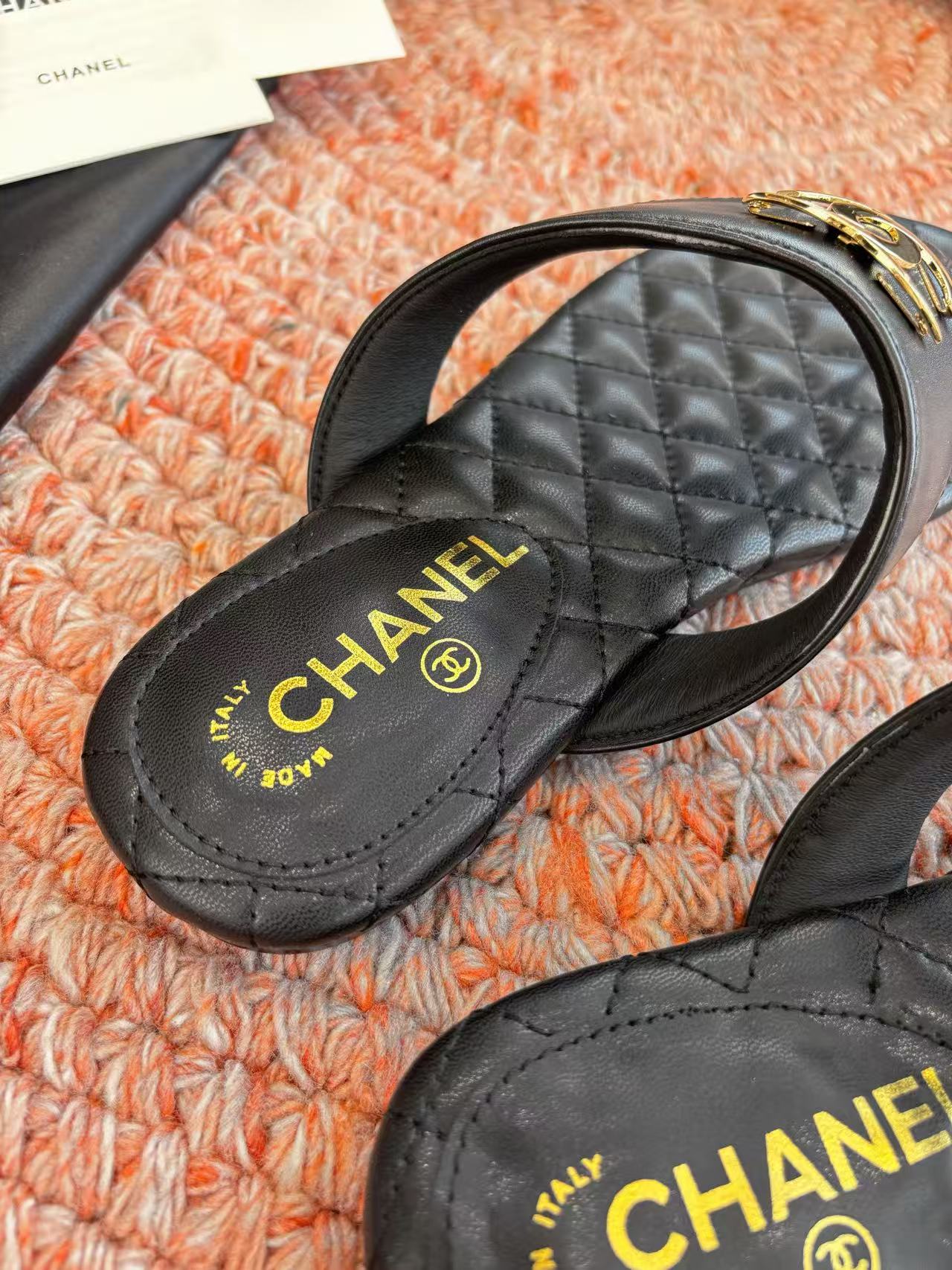 CHANEL 26S THONG SANDALS IN BLACK PATENT CALFSKIN WITH CC LOGO