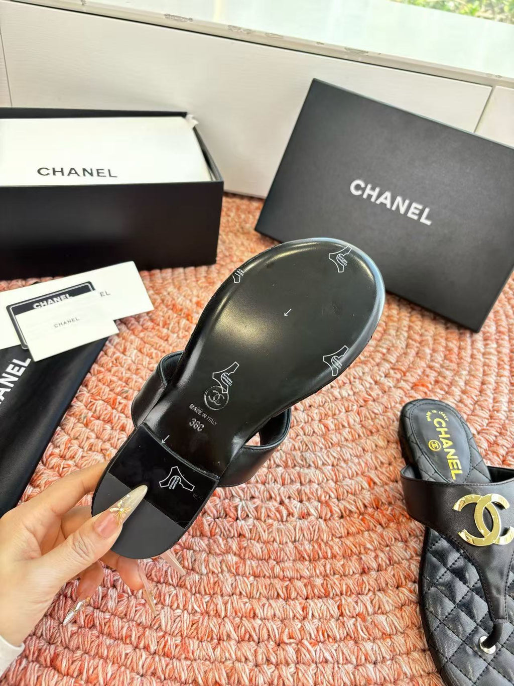 CHANEL 26S THONG SANDALS IN BLACK PATENT CALFSKIN WITH CC LOGO