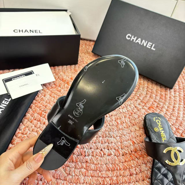 CHANEL 26S THONG SANDALS IN BLACK PATENT CALFSKIN WITH CC LOGO