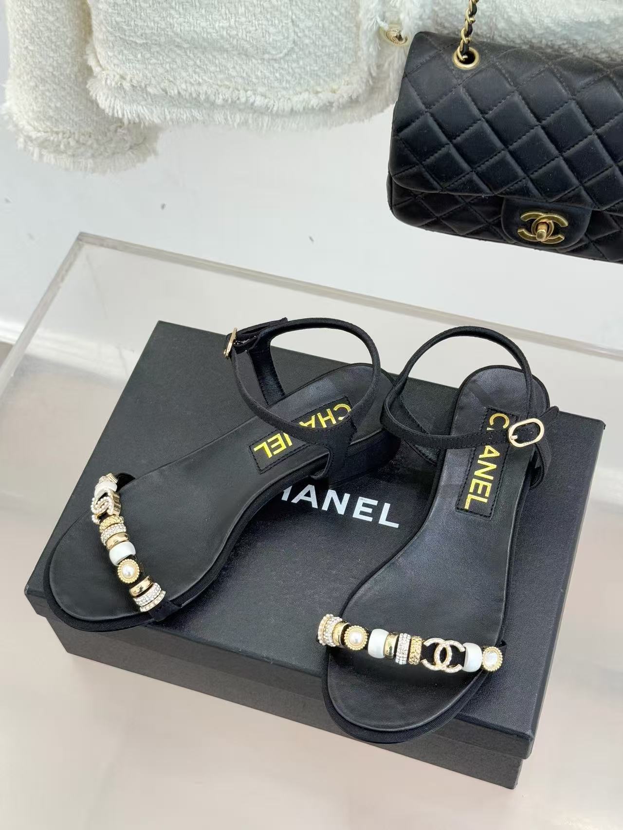 CHANEL 26S SANDAL IN BLACK CALFSKIN STRAP WITH CHARMS