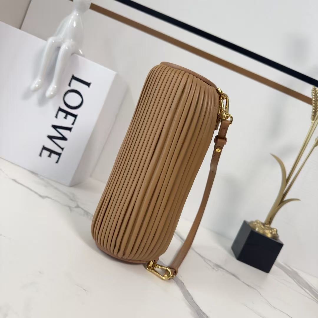 LOEWE 26S BRACELET POUCH BAG 25 IN BROWN CALFSKIN