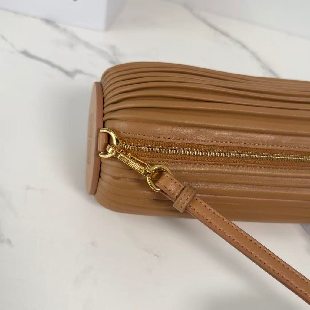 LOEWE 26S BRACELET POUCH BAG 25 IN BROWN CALFSKIN